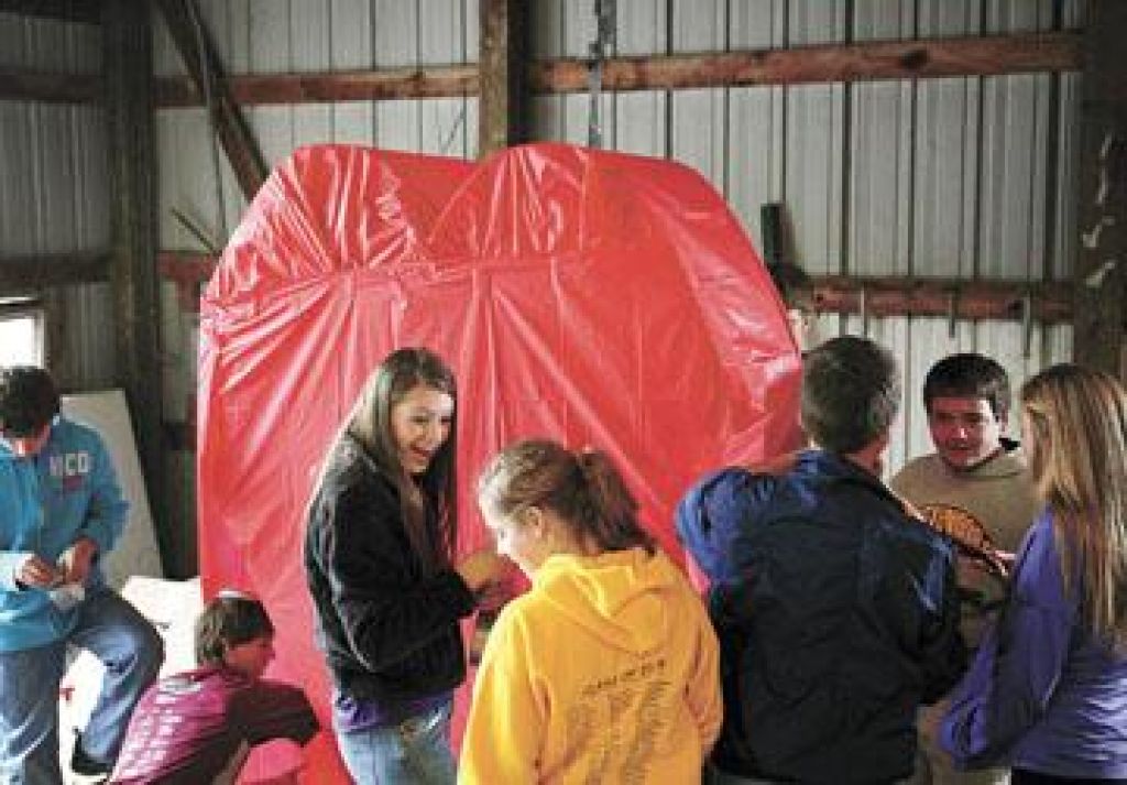 Bettendorf kicks off hefty Student Hunger Drive goal at Homecoming